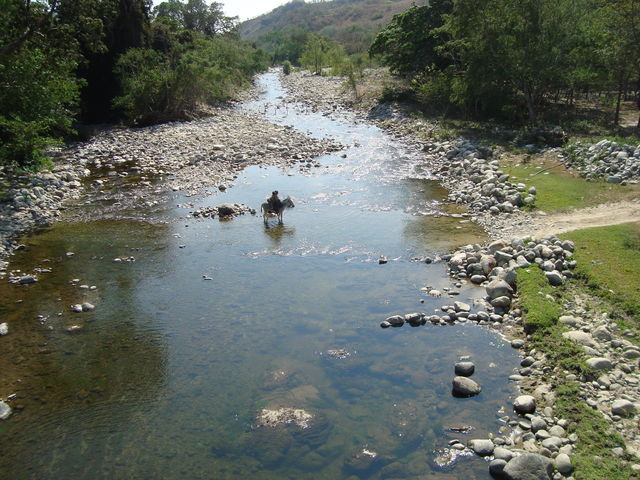 Niños en el rio